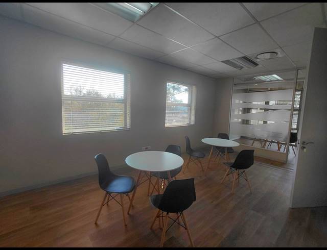 182M² OFFICE FOR SALE IN CHARTWELL